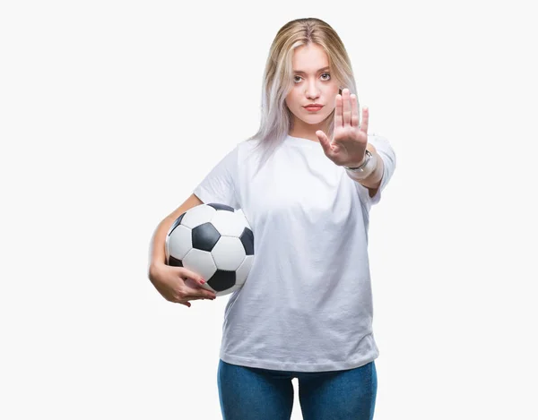 Νεαρή Ξανθιά Γυναίκα Κρατώντας Ποδόσφαιρο Μπάλα Ποδοσφαίρου Πάνω Από Απομονωμένες — Φωτογραφία Αρχείου