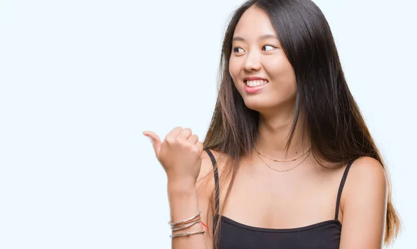 Jonge Aziatische Vrouw Geïsoleerde Achtergrond Glimlachend Met Blij Gezicht Kijken — Stockfoto