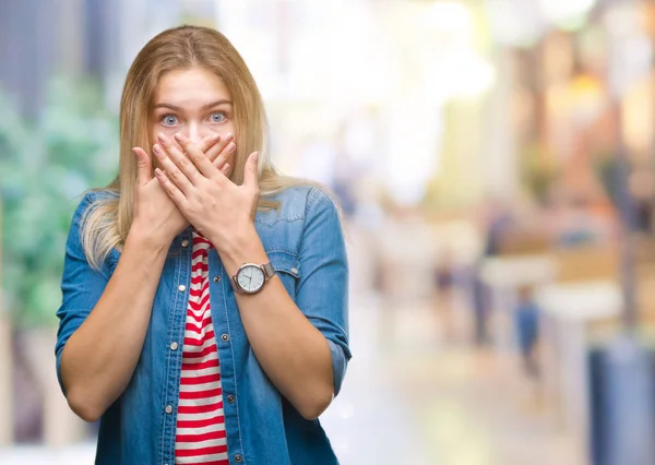 Young Caucasian Woman Isolated Background Shocked Covering Mouth Hands Mistake — Stock Photo, Image