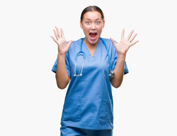 Üzerinde Tıbbi Üniforma Giyen Genç Beyaz Doktor Kadın Deli Kutluyor — Stok fotoğraf