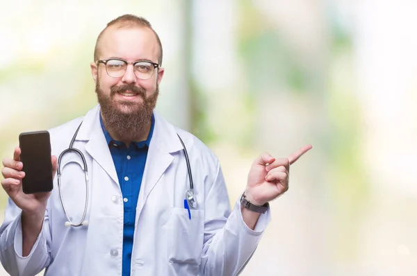 Jovem Médico Homem Mostrando Tela Smartphone Sobre Fundo Isolado Muito — Fotografia de Stock