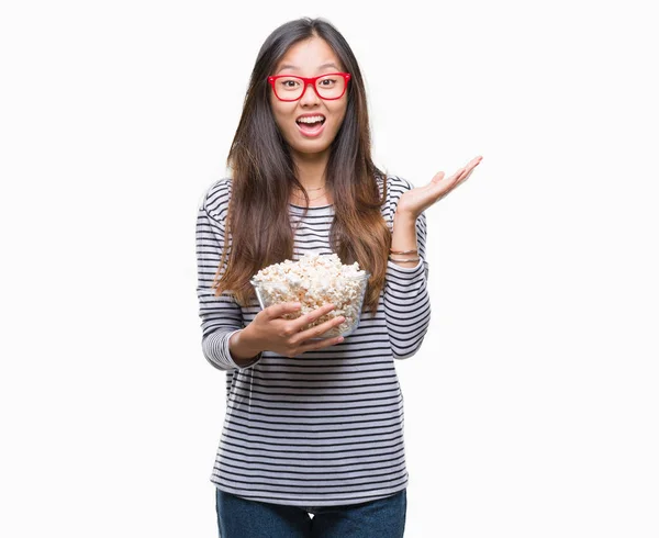 Jovem Asiático Mulher Comer Pipoca Sobre Isolado Fundo Muito Feliz — Fotografia de Stock