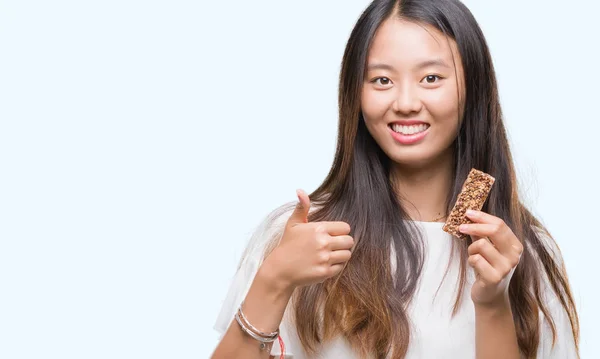 Joven Mujer Asiática Comiendo Chocolate Enérgico Bar Sobre Aislado Fondo —  Fotos de Stock