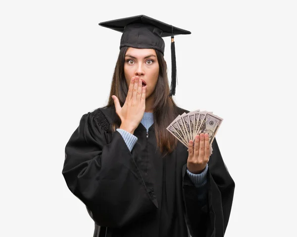 Joven Mujer Hispana Vestida Con Uniforme Graduado Sosteniendo Dólares Cubriendo — Foto de Stock