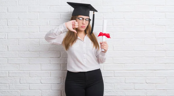 Mujer Adulta Joven Sobre Pared Ladrillo Blanco Que Usa Título — Foto de Stock