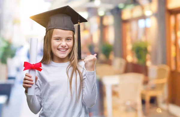 Giovane Bella Ragazza Con Cappello Laureato Possesso Laurea Sfondo Isolato — Foto Stock