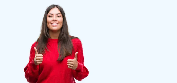 Junge Schöne Hispanische Tragen Roten Pullover Erfolgszeichen Tun Positive Geste — Stockfoto