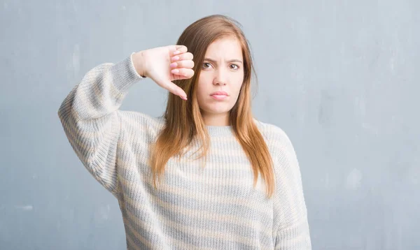 Jonge Volwassen Vrouw Grijs Grunge Muur Met Boos Gezicht Minteken — Stockfoto