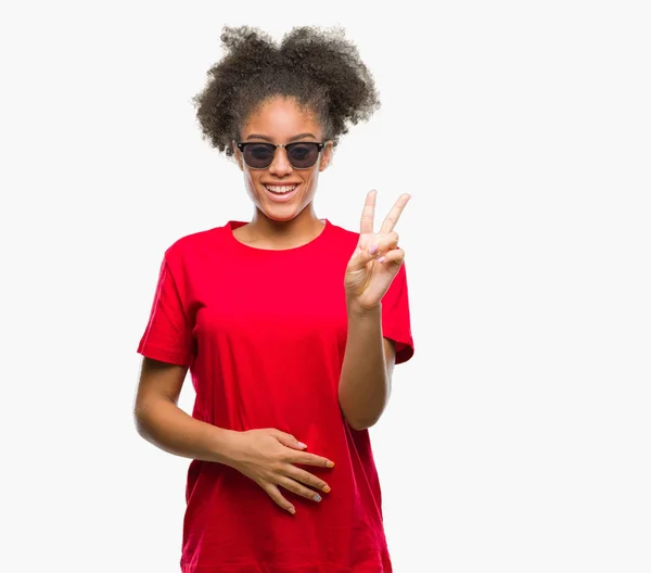 Jovem Afro Americana Usando Óculos Sol Sobre Fundo Isolado Sorrindo — Fotografia de Stock