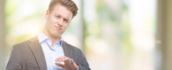 Joven Hombre Negocios Rubio Guapo Expresión Disgustada Disgustado Temeroso Haciendo — Foto de Stock