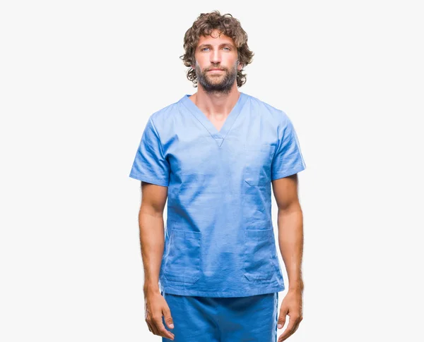 Stilig Spansktalande Kirurg Läkare Man Över Isolerade Bakgrund Med Allvarliga — Stockfoto