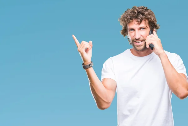 Przystojny Mężczyzna Hiszpanin Modelu Rozmowy Smartphone Białym Tle Bardzo Szczęśliwy — Zdjęcie stockowe
