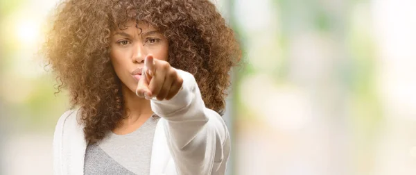 African American Fitness Vrouw Met Waterfles Met Vinger Wijzen Naar — Stockfoto