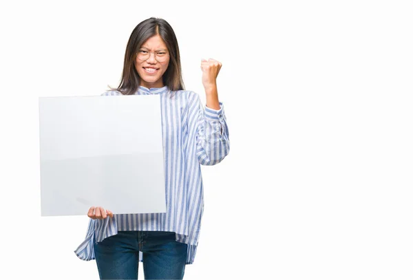 Jovem Mulher Asiática Sobre Fundo Isolado Segurando Banner Branco Gritando — Fotografia de Stock