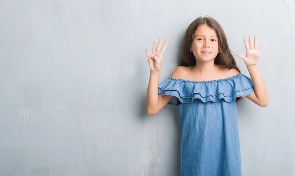 Niño Hispano Joven Sobre Pared Gris Grunge Mostrando Apuntando Hacia — Foto de Stock