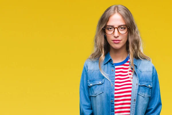 Linda Jovem Loira Usando Óculos Sobre Fundo Isolado Com Expressão — Fotografia de Stock