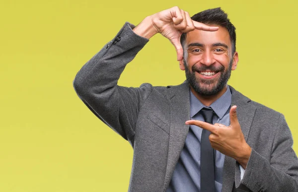 Дорослий Іспаномовний Бізнесмен Над Ізольованим Тлом Посміхається Робити Рамку Руками — стокове фото