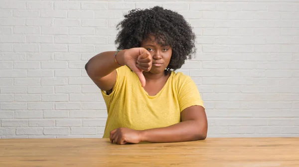 Jonge African American Vrouw Zittend Tafel Thuis Zoek Ongelukkig Boos — Stockfoto