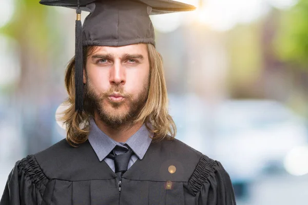 Joven Hombre Apuesto Graduado Con Pelo Largo Sobre Fondo Aislado — Foto de Stock