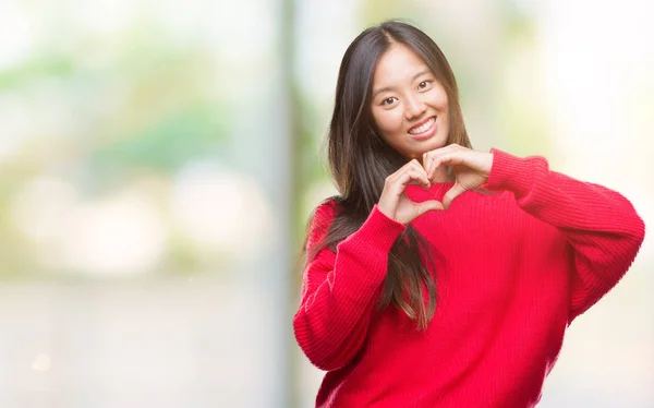 Jonge Aziatische Vrouw Winter Trui Dragen Geïsoleerde Achtergrond Glimlachend Liefde — Stockfoto