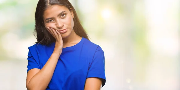 Jeune Belle Femme Arabe Sur Fond Isolé Pensant Fatigué Ennuyé — Photo