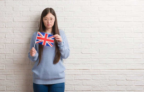Jovem Mulher Chinesa Sobre Parede Tijolo Segurando Bandeira Inglaterra Com — Fotografia de Stock