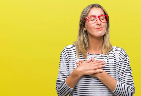 Joven Hermosa Mujer Con Gafas Sobre Fondo Aislado Sonriendo Con — Foto de Stock