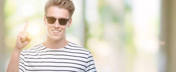 Junger Schöner Blonder Mann Mit Sonnenbrille Überrascht Mit Einer Idee — Stockfoto