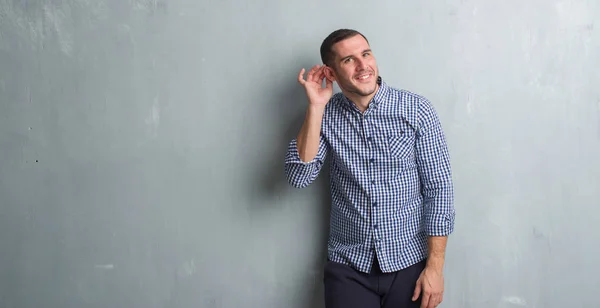 Genç Beyaz Adam Eliyle Bir Işitme Söylenti Dedikodu Için Dinleme — Stok fotoğraf