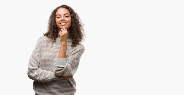 Bella Giovane Donna Ispanica Che Indossa Maglione Righe Guardando Fiducioso — Foto Stock