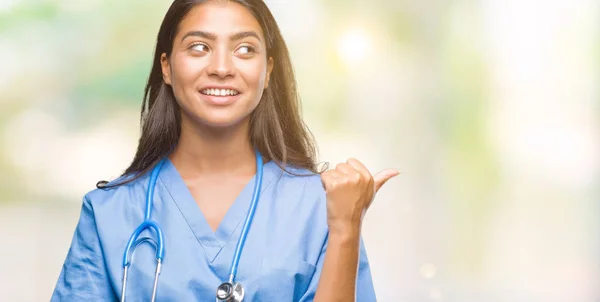 Νεαρός Άραβας Γιατρός Χειρουργός Γυναίκα Πέρα Από Απομονωμένο Υπόβαθρο Χαμογελώντας — Φωτογραφία Αρχείου