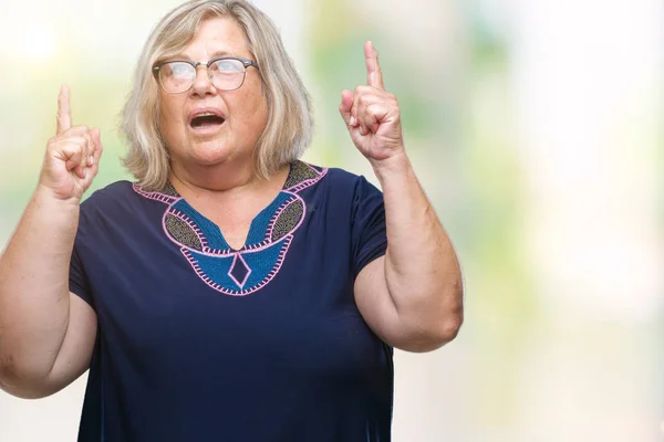 Senior Size Kaukasische Frau Mit Brille Vor Isoliertem Hintergrund Erstaunt — Stockfoto