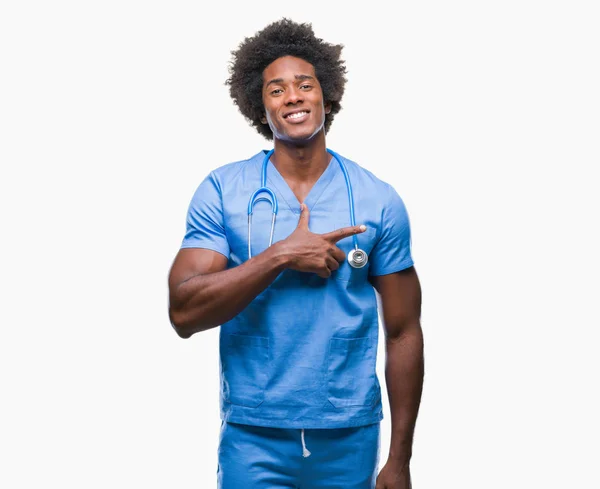 Afro Chirurgien Américain Médecin Homme Sur Fond Isolé Gai Avec — Photo