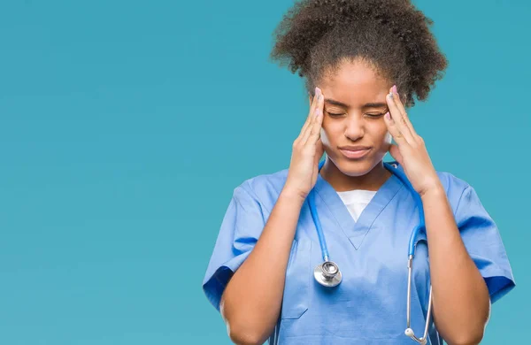 Mujer Joven Afroamericana Sobre Fondo Aislado Con Mano Cabeza Para — Foto de Stock