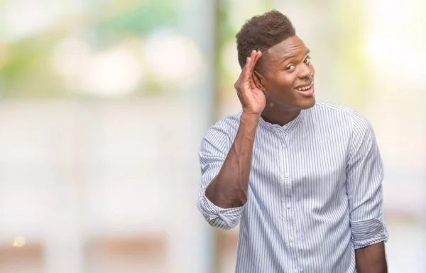 Joven Afroamericano Sobre Fondo Aislado Sonriendo Con Mano Sobre Oído — Foto de Stock