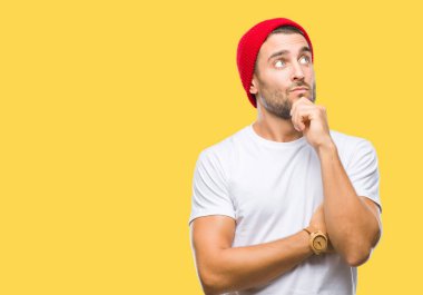 Yakışıklı delikanlı çene düşünme hakkında soru, dalgın ifade üzerine el ile izole arka plan üzerinde. Düşünceli yüzüyle gülümsüyor. Şüphe kavramı.