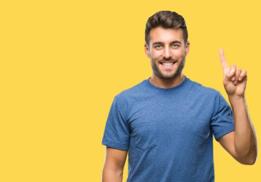 Yakışıklı delikanlı gösterilen ve kendinden emin ve mutlu gülümseyen bir parmak ile işaret eden oktan yukarı izole arka plan üzerinde.