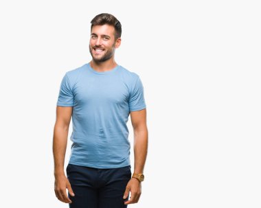 Yakışıklı delikanlı uzak tarafına yüzünde, doğal ifade gülümseme ile seyir izole arka plan üzerinde. Kendine güvenen gülüyor.