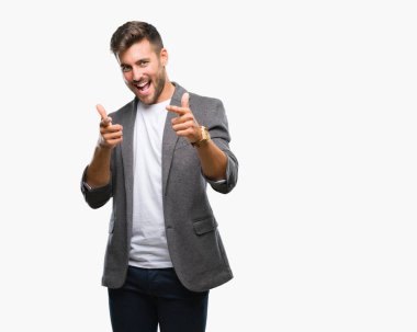 Genç yakışıklı iş adamı izole arka plan fotoğraf makinesi ile mutlu ve komik yüz için parmakları işaret içinde. İyi enerji ve vibes.