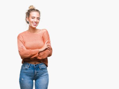 İzole arka plan mutlu yüz çapraz silah kameraya bakarak ile gülümseyen güzel genç sarışın kadın. Olumlu bir kişi.