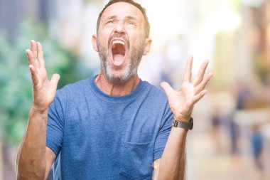 İzole arka plan çılgın ve kızgın bağırarak ve agresif ifade ve silah kaldırdı bağırmaya orta yaş ağarmış komuta sizde. Hayal kırıklığı kavramı.