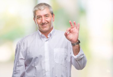 Gülümseyen izole arka plan üzerinde üst düzey yakışıklı el ve parmaklar ok işaretiyle yapıyor olumlu. Başarılı ifade.