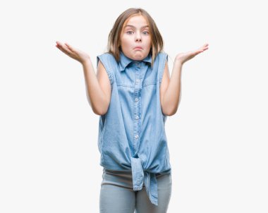 Genç güzel kız yüzünden izole arka plan clueless ve şaşkın bir ifadeyle kollar ve eller kaldırdı. Şüphe kavramı.