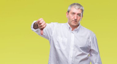 Mutsuz ve kızgın ret gösterilen ve başparmak aşağı hareketi ile negatif seyir izole arka plan üzerinde yakışıklı komuta sizde. Kötü ifade.