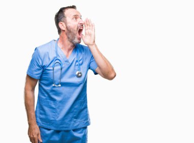 Bağırarak ve ağzı üzerinde el ile yan için çığlık izole arka plan üzerinde tıbbi üniforma giyen orta yaş ağarmış kıdemli Doktor adam. İletişim kavramı.