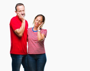 Orta yaş İspanyol çift uyku yorgun hayal ve ellerle birlikte poz ile kapalı gözler gülümseyen izole arka plan üzerinde aşık.