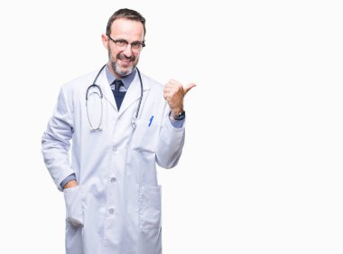 Seyir ve başparmak yanında yukarıyı mutlu yüz ile gülümseyen Tıbbi üniforma izole arka plan giyen orta yaş üst düzey ağarmış Doktor adam.
