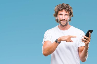 İspanyol yakışıklı modeli mesaj manifatura izole arka el ve parmak ile işaret çok mutlu üzerinde Smartphone kullanarak gönderme