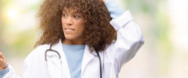 Afrika kökenli Amerikalı doktor kadın, tıbbi profesyonel parmak ile işaret eden uzak yan çalışma