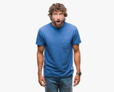 Yakışıklı İspanyol modeli adam izole arka plan korkuyor ve şok sürpriz ifade, korku ve heyecan yüz üzerinden.